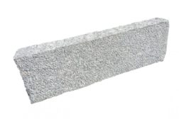 Granitt kantstein 10x25x90-110cm sandblåst pr. løpemeter