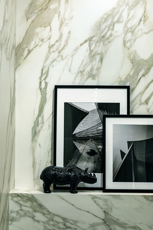 Marmor imitasjonsfliser med hvit, grå og beige toner